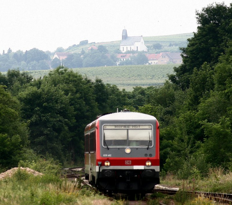 Als RB 13533 rollt 628 482 am sp�ten Nachmittag des 08.06.2008 in den Bahnhof von Monsheim.