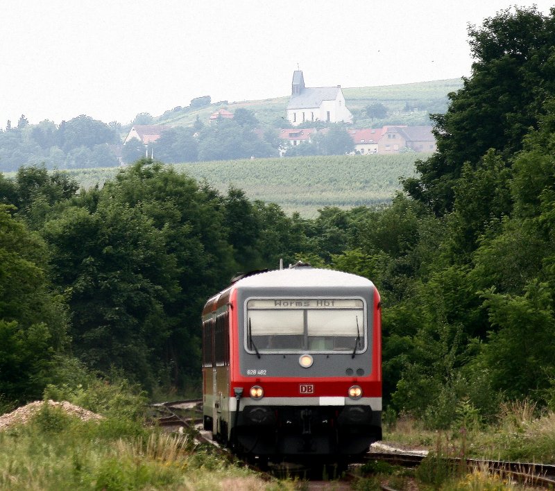 Als RB 13533 rollt 628 482 am spten Nachmittag des 08.06.2008 in den Bahnhof von Monsheim.