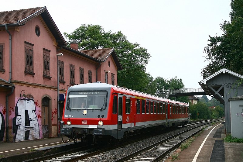 Als RB 18318 (Steinsfurt - Heidelberg) legt 628 310 am 29. August 2008 in Bammental einen kurzen Halt ein.