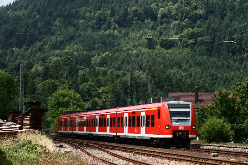 Als RE 1 verkehrt 425 255, der am 14.06.08 in Krze den Bahnhof von Neckargemnd durchfahren wird. Der nchste Halt dieses Zuges ist der Bahnhof von Eberbach im Neckartal.