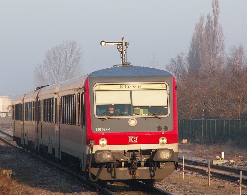 Als RE 10  Niers-Express  fhrt dieser Zug in den Bahnhof Kempen ein. Das Foto stammt vom 19.12.2007