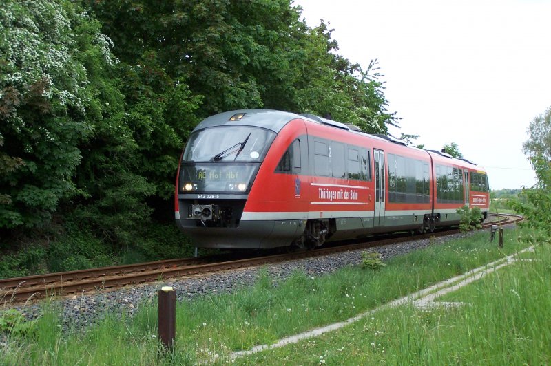 Als RE 4017 nach Hof erreicht 642 028-5 in Krze den Bedarfshalt Bernsgrn im Vogtland.