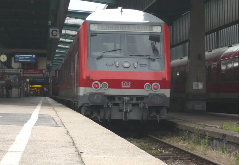 Als RE nach Schwbisch Gmnd stand dieser Regionalzug am 18.07.09 an Gleis 13 abfahrtbereit. Hinten die 111 088-1.
- Stuttgart Hbf.