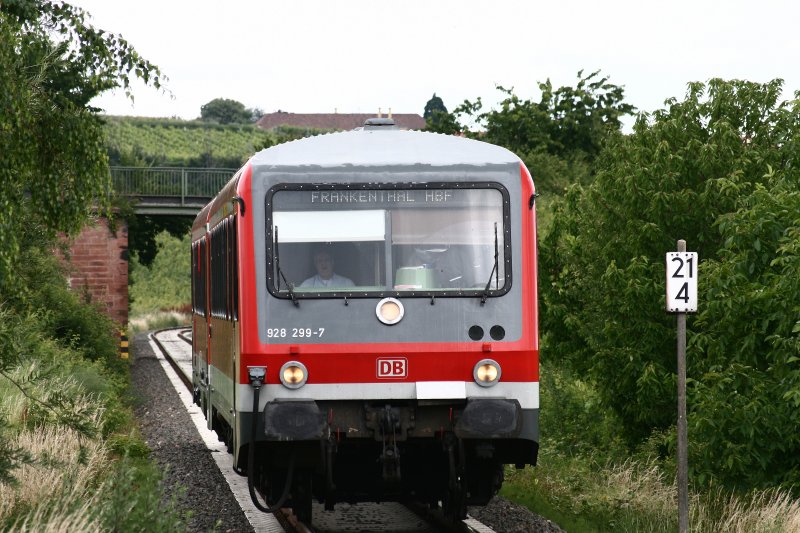Als Regionalbahn nach Frankenthal HBF ist 928 299-7 am 15.06.08 bei Herxheim am Berg unterwegs.