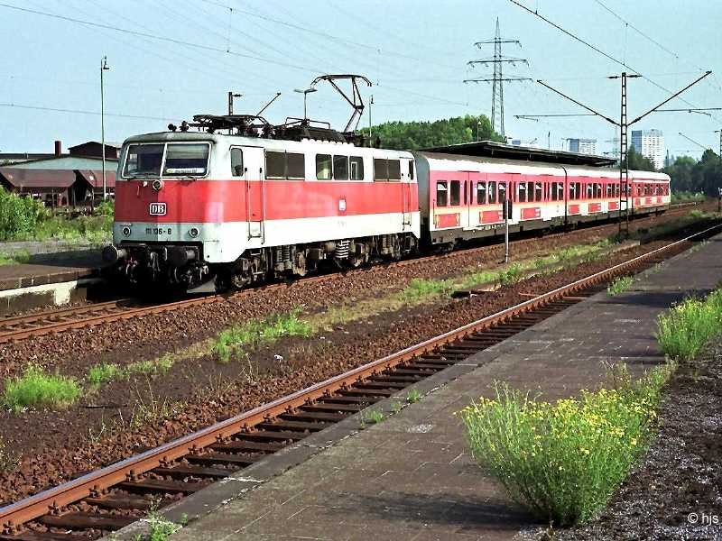 Als die S-Bahn noch in Hellgrau/Orange daherkam: S 3 mit 111 136 in Mlheim (Ruhr) West (21. August 1991)