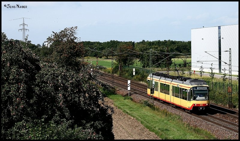 Als S32 (Bruchsal - Menzingen) ist AVG Triebwagen 855 am 02. September 2008 bei Malsch unterwegs.