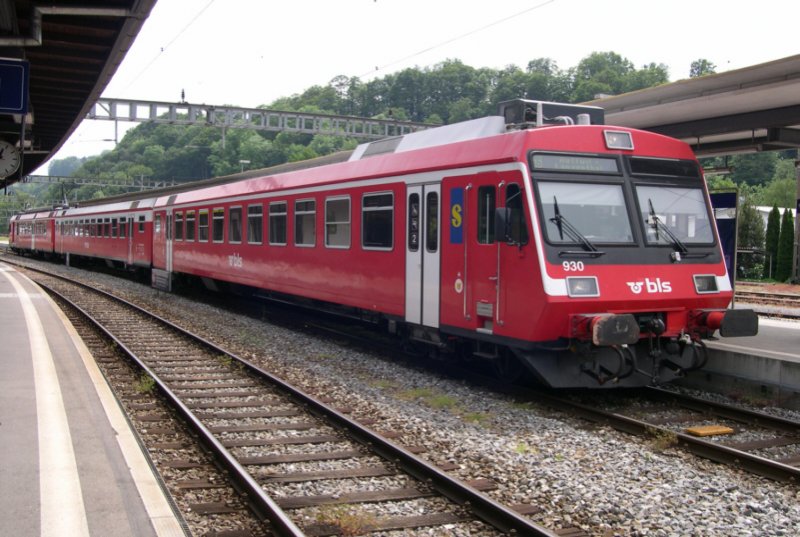 Als S6 ist am Mittag des 25.05.2007 die NPZ-Garnitur 930 der BLS von Luzern nach Langenthal ber Wolhusen-Willisau-Huttwil unterwegs. Hier beim sieben mintigen Aufenthalt in Wolhusen. Der Zug wartet hier den BLS Regioexpress aus Bern ab um Umsteiger Richtung Willisau aufzunehmen und ebenso wartet er auf den Gegenzug aus Willisau, der hier Kopf macht und als S7 weiter nach Entlebuch, Schpfheim und Trubschachen fhrt. Auch auf diesen Zug besteht dann aus der gezeigten S6 Anschluss. Zusammen mit den BLS-Regioexpress Zgen ergibt das auf beiden sten von Luzern nach Willisau und Trubschachen einen 30 min-Takt. 