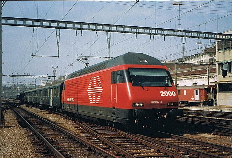 Als die SBB Re 460 neu war, hatte sie so ihre Macken, die bisher bei den vorhergehenden Baureihen mit einem gezielten Hammerschlag repariert werden konnten. Als dann ein IC bei Palzieux stecken blieb und von einer Ae 4/7 abgeschleppt werden musste, wurde die Re 460 strafversetzt: Wie zum Beispiel hier mit einem beschleunigten Personenzug (Leichtstahlwagen!) Lausanne - St-Maurice im Mrz 1994.