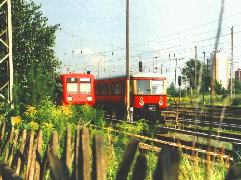 Als seltener Gast stand eine S-Bahn der BR 485 im Sommer 1997 in Erkner, neben einer S-Bahn der BR 477.