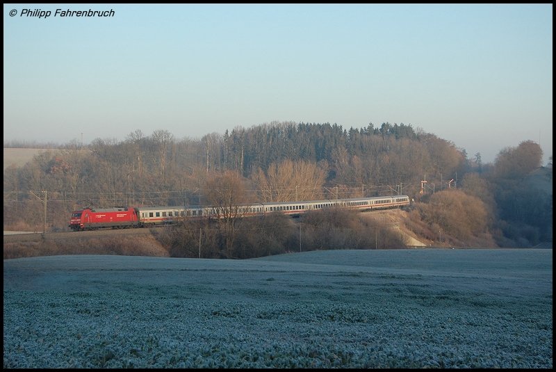 Als sich am Morgen des 22.12.07 so ziemlich die ersten Sonnenstrahlen aufs Lndle mhen, schiebt eine unbekannte 101er mit PEP-Reklame IC 2063 von Karlsruhe Hbf nach Nrnberg Hbf, aufgenommen bei Aalen-Oberalfingen.