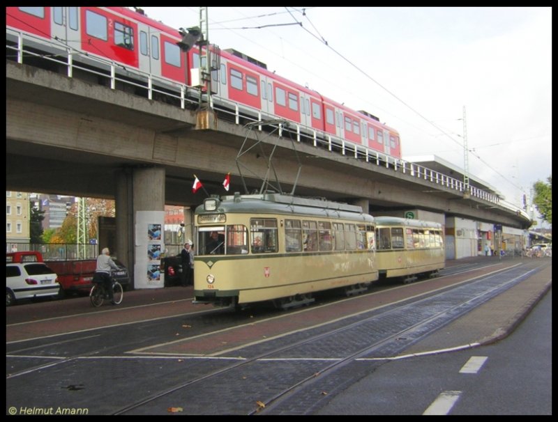 Als der Sonderzug mit dem L-Triebwagen 124 (ex224) und dem l-Beiwagen 1242 am 21.10.2006 einen Fotohalt am planmig nicht mehr angefahrenen Westbahnhof einlegte, fuhr gerade eine S-Bahn ein.
