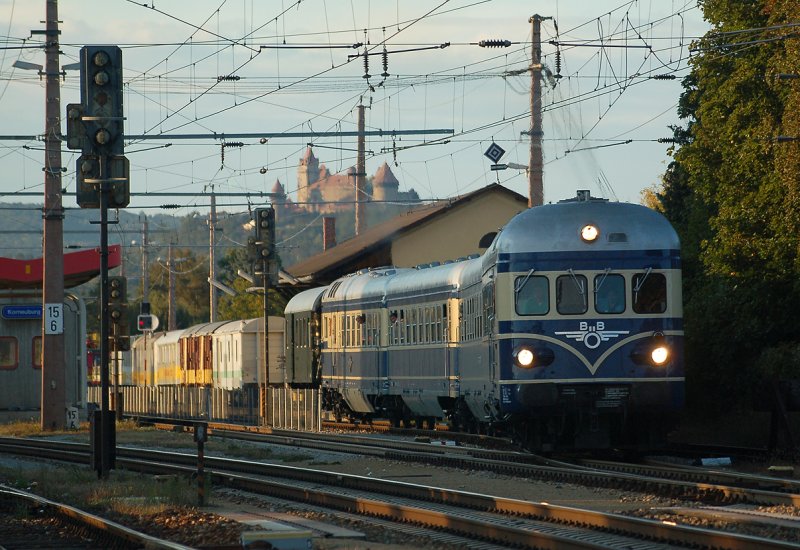 Als Sonderzug nach Wien Ostbahnhof verl��t der VT 5145 (Blauer Blitz) den Bahnhof Korneuburg. Das Foto ist am 29.09.2007 im letzten Sonnenlicht des Tages entstanden. Im Hintergrund ist sehr sch�n Burg Kreuzenstein zu erkennen.