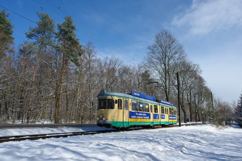 Als die Sonne dann gegen Mittag richtig rauskam, konnte man zusehen, wie der Schnee dahingeschmolzen ist. Wagen 44 kam nun aus Rdersdorf. Das Bild ist ebenfalls kurz nach der Ausweiche Berghof entstanden. Dieser Fotostandpunkt hatte mir an diesem Tag vom winterlichen Eindruck her am besten gefallen. (05.03.08)