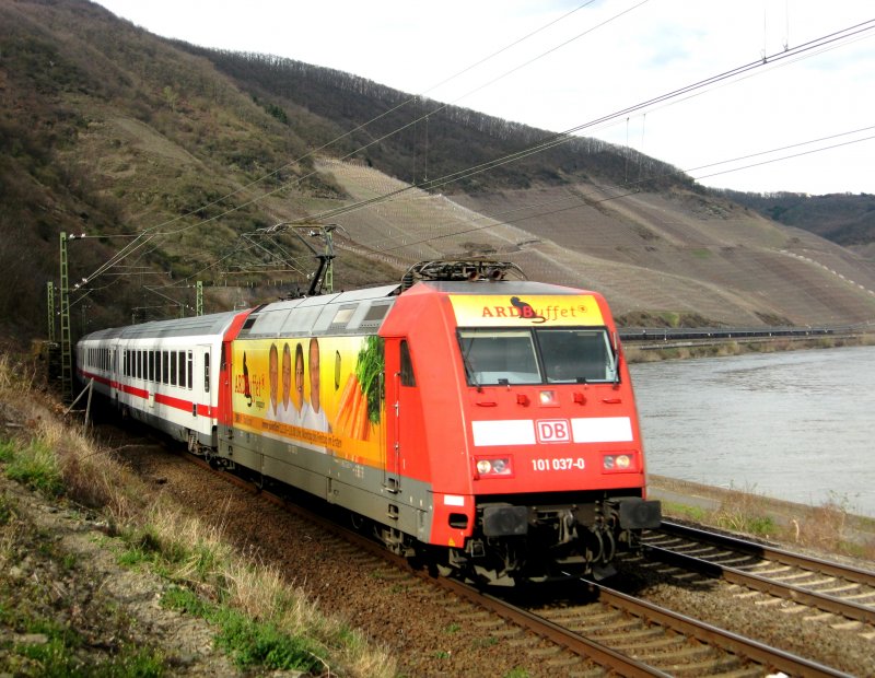 Als die Sonne schon gewandert war konnte ich am 28.03.2008 noch 101 037  ARD Buffet  mit IC 2027 nach Passau in der Bopparder Rheinkurze aufnehmen.