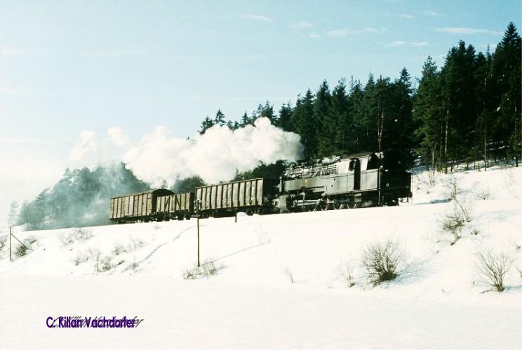 Als die Strecke Eisfeld-Sonneberg noch eine richtige (Dampf-) Eisenbahn war: 95 0016-6 kommt an einem sonnigen Wintertag mit einem kurzen Gterzug bei Grmpen daher. 10. Februar 1979.