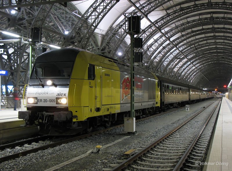Als Striezelmarkt-Express kam der Nostalgie-Sonderzug von IGE Bahntouristik gezogen von der SIEMENS Dispolok ER 20-005 Alex (Werbelok RSA RADIO DER ALLGU SENDER) am 2.Dezember 2006 nach Dresden.
