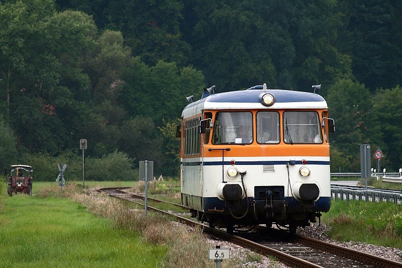 Als SWE 70775 (Neckarbischofsheim Nord - H�ffenhardt) ist der 1969 gebaute MAN VT 9 der SWEG Waibstadt am 29. August 2008 zwischen Neckarbischofsheim Helmhof und Untergimpern unterwegs.