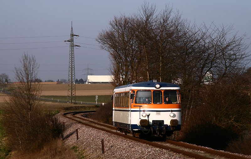 Als SWE 70776 von Hffenhardt nach Neckarbischofsheim Nord ist der MAN VT 9 der SWEG Waibstadt am 29. Dezember 2008 zwischen Hffenhardt und Siegelsbach unterwegs.