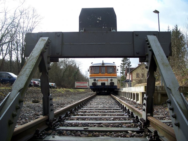 Als symbolisches Ende der ra der MAN Schienenbusse diente in Aglasterhausen der Prellbock. Noch bis 2009 werden die betagten Fahrzeuge durch das Kraichgau zuckeln, 06.02.08.