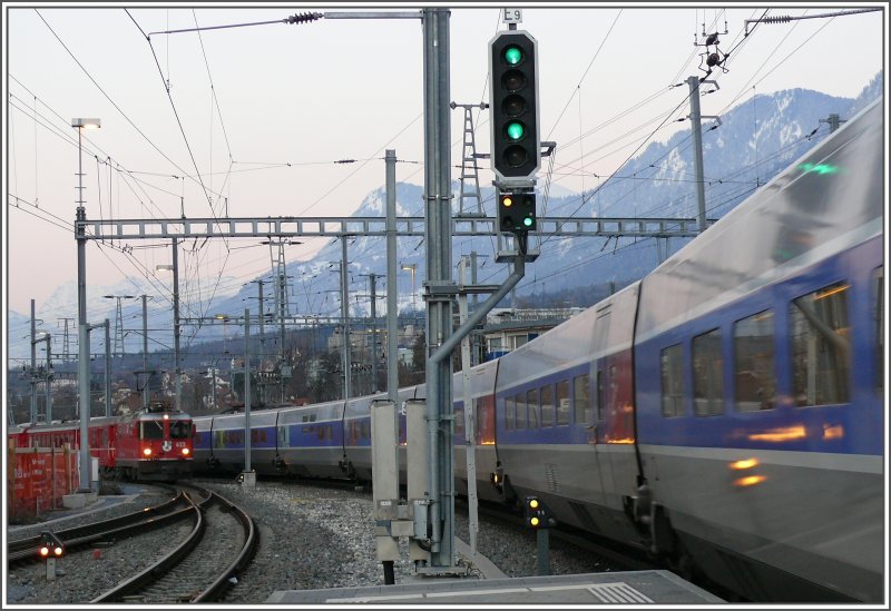 Als der TGV ausfhrt nhert sich auf dem Nebengleis der RE1248 nach Disentis/Mustr mit der Ge 4/4 II 623  Bonaduz . (15.12.2007)