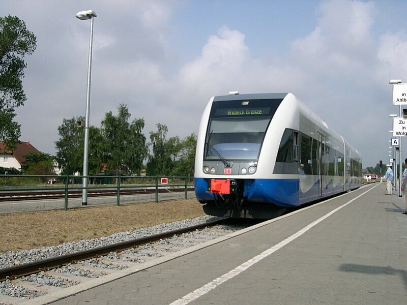 Als UBB 24865 Zssow - Ahlbeck Grenze ist am 24.07.2006 der Triebwagen 646 122-2 unterwegs. Hier trifft er gerade im vllig neu gestalteten Bahnhof von Zinnowitz ein.
