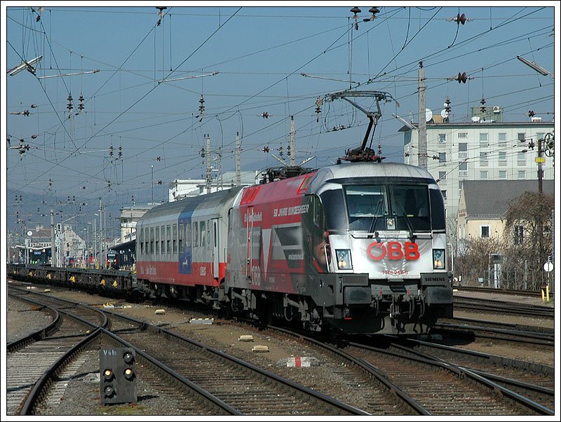 Als Vergleich dazu eine Aufnahme mit 70 mm. Die RoLa 41401 von Wels nach Spielfeld-Stra wurde heute am 21.2.2007 vom Bundesheertaurus 1116 246 bespannt. Die Aufnahem entstand bei der Ausfahrt aus dem Grazer Hauptbahnhof.