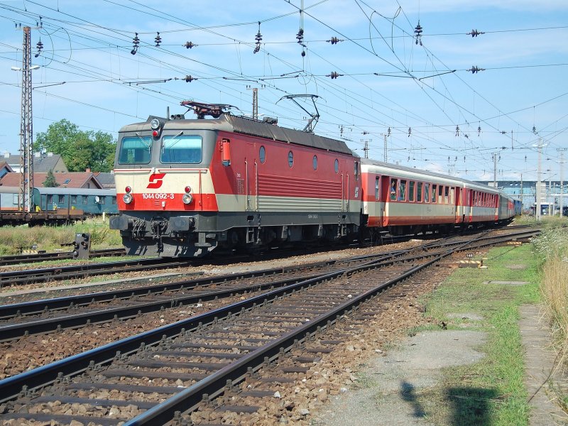 Als Volltreffer erwies sich am 12.07.2008
der EZ 5924  Donau . War doch fr diese Leistung 
die 1044 092 eingeteilt.Das Bild zeigt den Zug
bei der Ausfahrt in Wels.
 