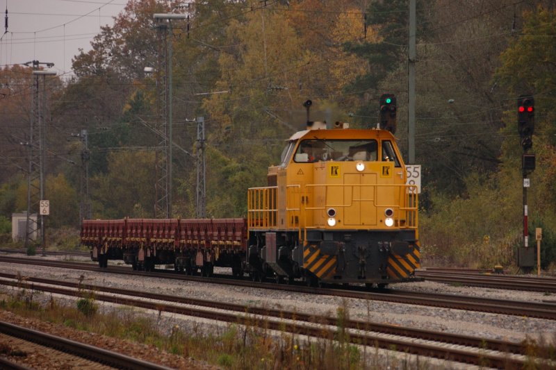 Als wr sie auf ner Modellbahn unterwegs: MAK G 1206 der X.R. Gleislogistik GmbH mit fotogenem Kurzzug aus 4-achsigen Niederbordwagen auf der KBS 980 Richtung Ulm. (24.10.2008).