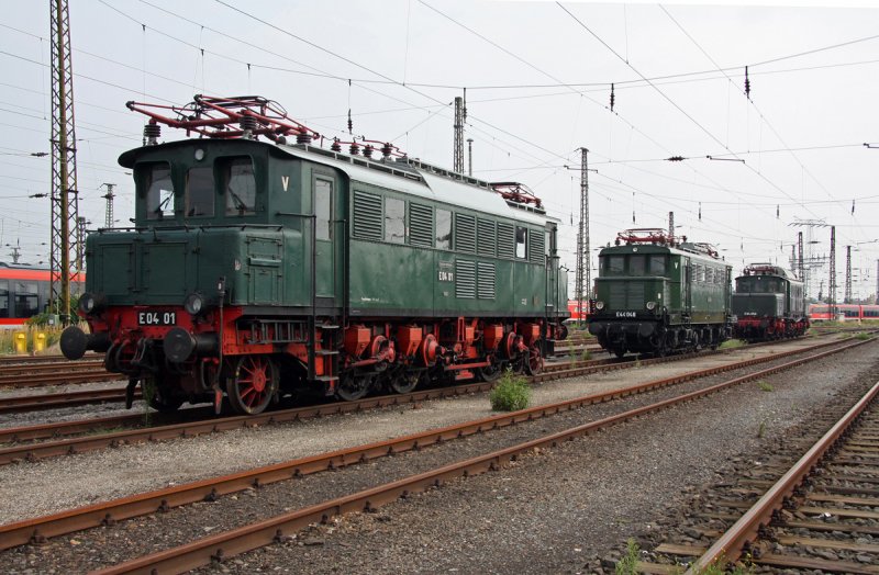 Als warteten sie auf ihre nchsten Einstze. E04 01, E44 046 und E94 056 stehen am 11.08.2009 auf dem Vorfeld des Leipziger Hauptbahnhofs.