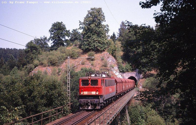 Als die Welt auf der Rbelandbahn noch eine heile war:
171 008 befhrt am 7.8.03 die bekannte Brcke in Neuwerk.