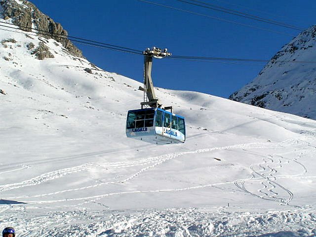 Als wir mit dieser Gondel hochfuhren, war sie voll mit Skifahrern.  Bei der Rckfahrt waren nur eine Handvoll Eisenbahnfans drin! Bernina Lagalp am 27.12.06  
