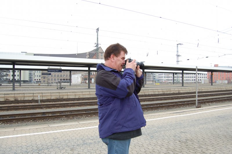 Als wir noch in Nrnberg waren.....sind andere Zge auch gefahren.
Helmut Dimitroff nimmt Ma, mmm spter auch im Lokal, grins. Die Fahrt bis Regensburg war wie gefhlter Nahverkehr. Ruckzuck war die Zeit um und die Unterhaltung bestens.