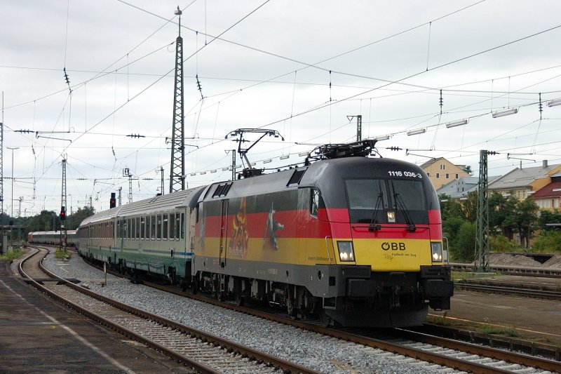 Als wrde der Eurocity, den 1116 036-3  Deutschland  hinter sich in den Bahnhof Rosenheim zieht, nie aufhren... und sie bentigt noch die  Schub -Hilfe von einer 101. So gesehen am 05.08.08 .