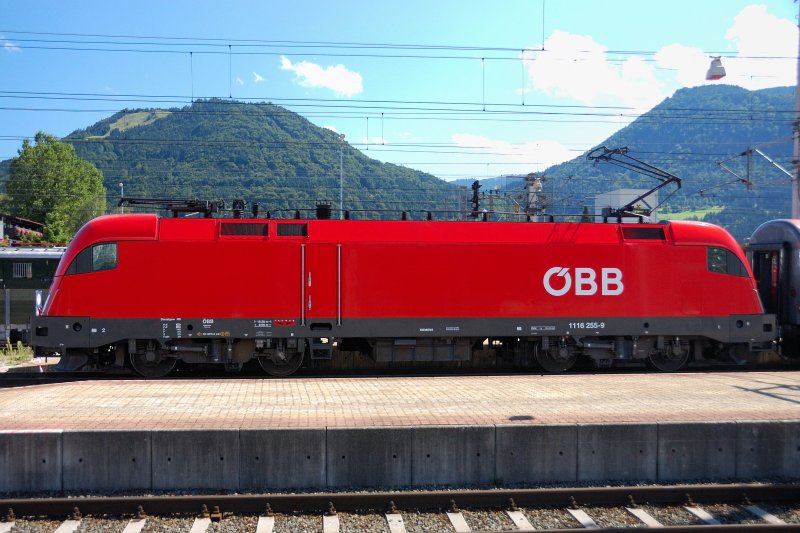 Als wrde sie aufm Bahnsteig rollen... leicht erhhte Fotoposition lt 1116 255-9  schweben . Wrgl, 24. August 2008.