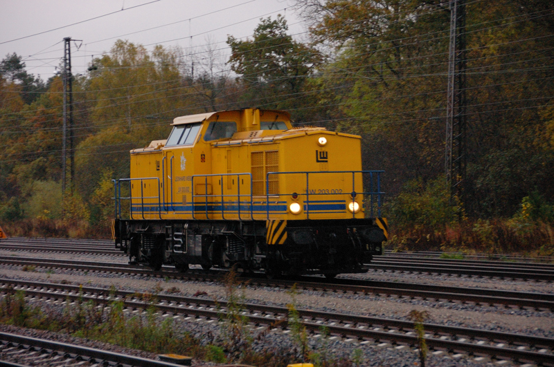 Als wrde der Wald sein Farbkleid der Lok anpassen... (Vorherbst in Neuoffingen).