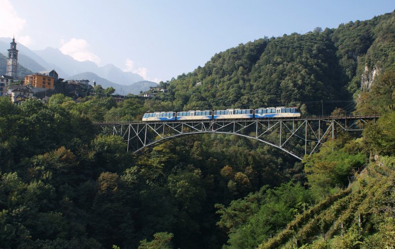 Als Zug N 47 Domodossola - Locarno berquert der Panoramatriebwagen die 132m lange Isorno-Brcke bei Inrtagna.
23. Sept. 2009
