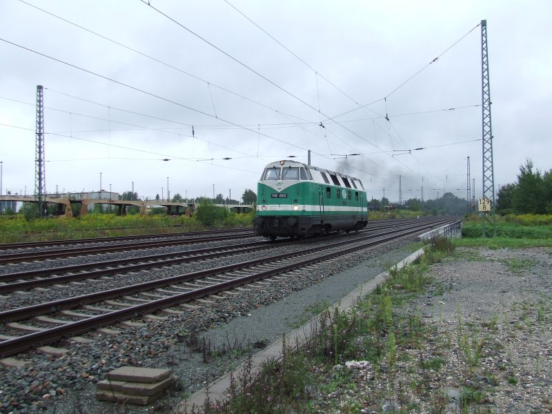 Als  Zugabe  beim Warten auf den Weltmeisterzug von 1954 fuhr mir am 11.08.07 die ITL 118 002 vor die Linse.Aussfahrt Zwickau(Sachs.)Hbf.Diese Maschine hat eine Geschichte:Als V180 052 wurde sie den DDR Regierungszug vorgespannt.Sie ist die einzige der 3  Regierungs V180  die noch betriebsfhig ist.