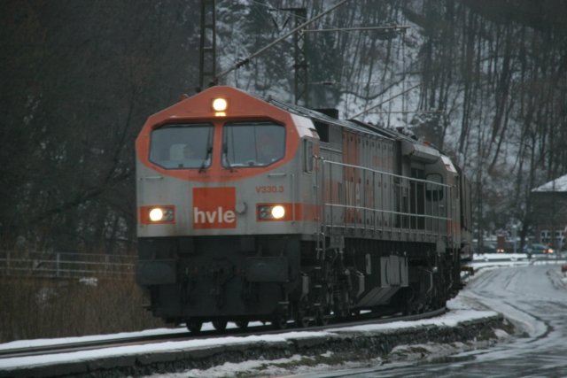 Als Zuglok diente die auf der Rbelandbahn angestammte V 330.3 der hvle; 11.02.2007