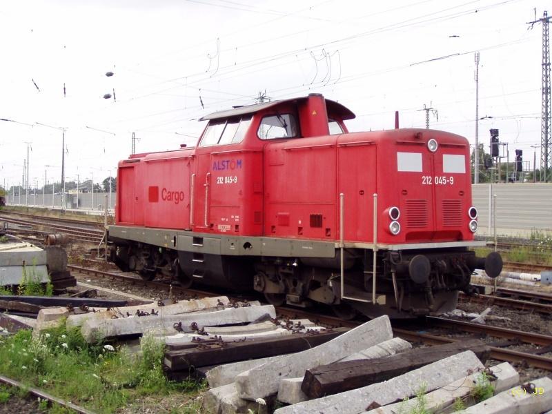 Alstom 212 045-9 schon etwas heruntergekommen am 23.7.2004 in Troisdorf Bf