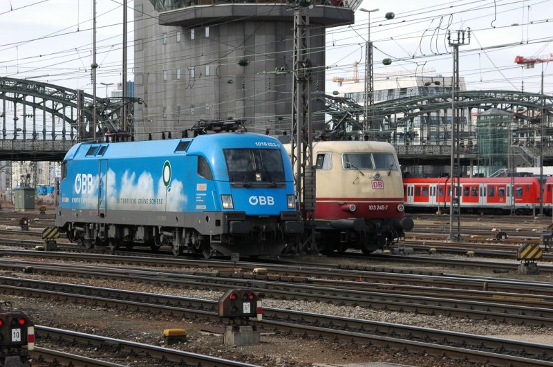 Alt-DB trifft Jung-BB: Die Mnchner 103 245 und der Kyoto-Stier (1016 023) am 08.03.09 beim Kaffeeklatsch in Mnchen Hbf