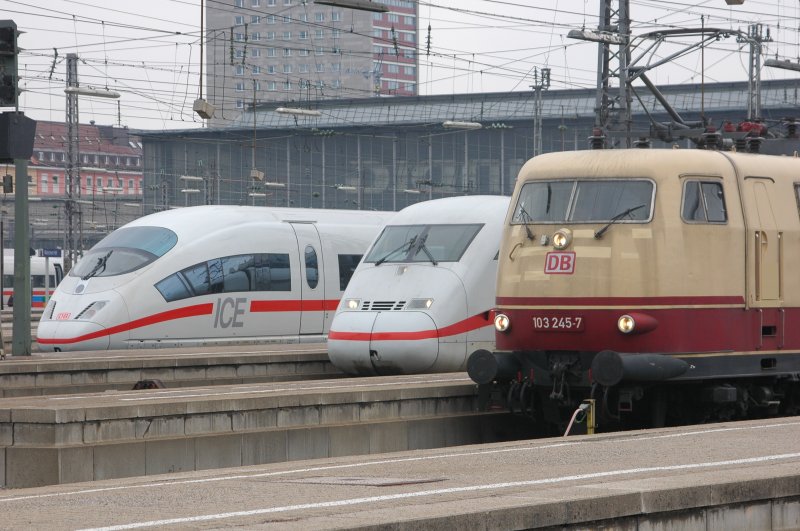 Alt gegen Neu. Die Mnchner 103 245 einem 402er als ICE 586/536 nach HH-Altona/Bremen und dem 403 als ICE 516 nach Dortmund am 08.03.08 im Hauptbahnhof Mnchen.