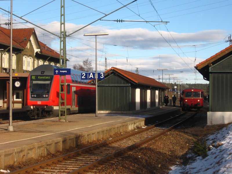 Alt und neu: 796 625-2 auf Sonderfahrt und RE 4709 mit Zuglok 146 237-3 in St.Georgen 29.12.07