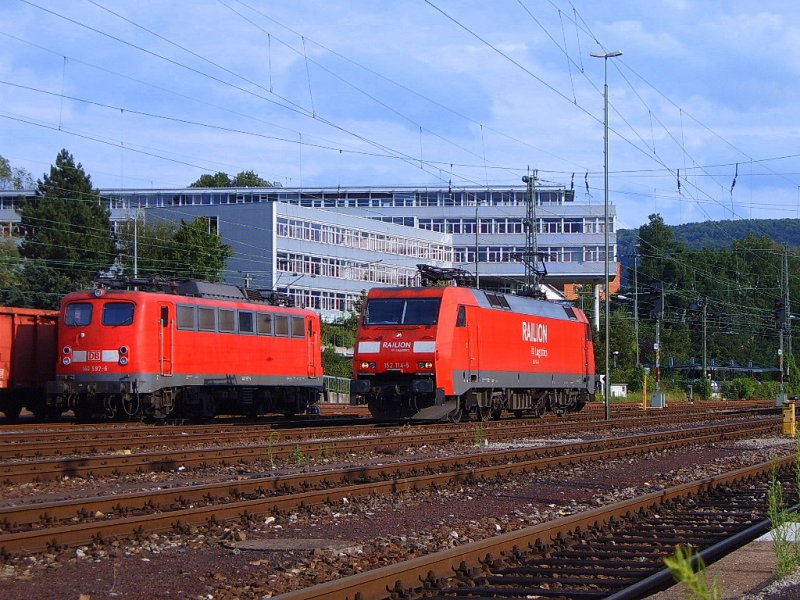 Alt und Neu in Aalen - sowas gibts also auch nicht nur im Regionalverkehr hier zu sehen (BR 146 & BR 110 gegenber...), sondern heute, am 12.07.07 auch Gterverkehr - hier holt gerade 152 114-5 ihren plan. FZT nach S-Kornwestheim ab, whrend 140 597-6 abgebgelt die Abendsonne geniet...^^