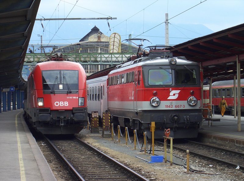 Alt und Neu am Salzburger Hauptbahnhof.31.5.2004