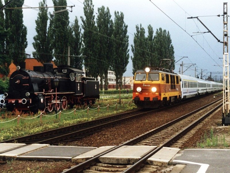 Alt und neu. Dampflok Tp3-36 und E-Lok EP09-032 mit EC 45 Berlin Zoologischer Garten-Warszawa Wschodnia auf Bahnhof Zbaszynek am 19-7-2005. Bild und scan: Date Jan de Vries. 