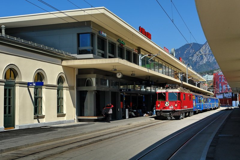 Alt und neu fgen sich am neuen Bahnhof Chur gut zusammen. Der Arosa-Express der RhB auf Gleis 2 wartet noch auf Fahrgste. 12.4.2007 