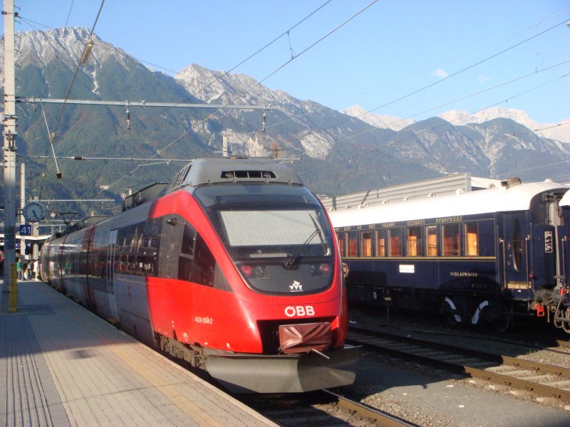 Alt und neu in Innsbruck Hbf rechts ET 4024 058-2 und links ddie Wagen des Venice-Simplon Orient Express am 22.09.2007