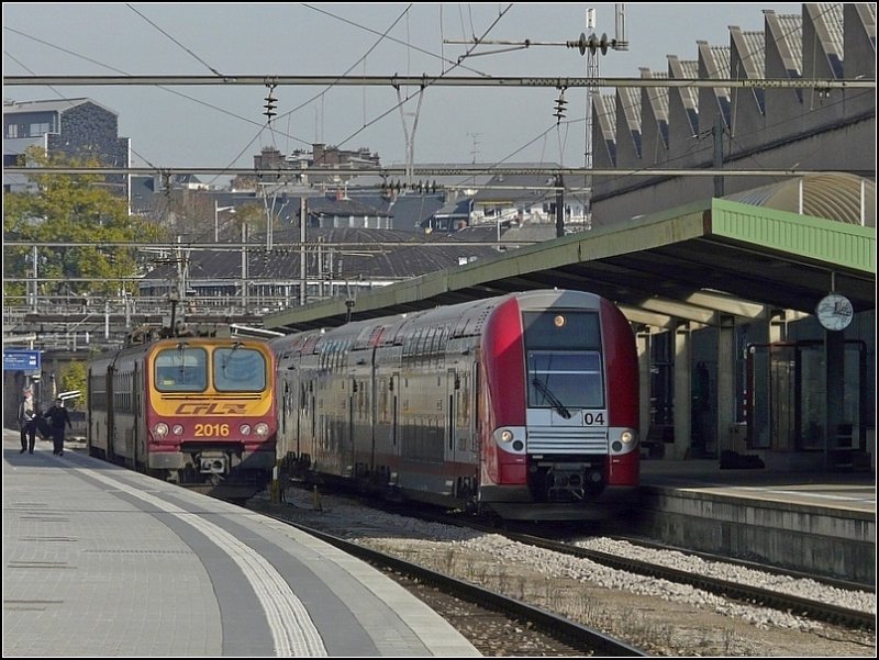 Alt und neu nebeneinander am 19.10.08 im Bahnhof von Luxemburg. Der Triebzug 2016 stand zur Abfahrt nach Ptange via Dippach bereit, whrend der Triebzug 2204 noch auf die Fahrgste nach Nancy wartete. (Jeanny)