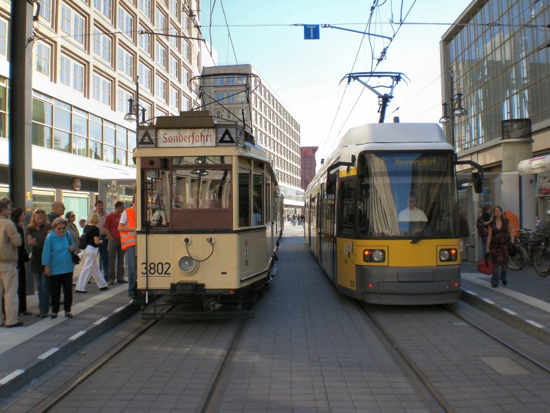 ALT und NEU nebeneinander am Alexanderplatz,
Sommer 2007