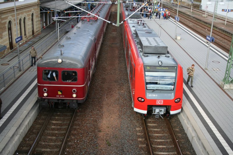 Alt und Neu nebeneinder ET 425 220 und ET 425 208 in Eberbach. Am 18.10.2009